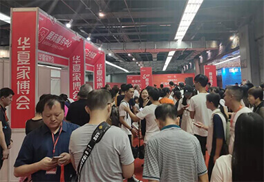 临沂家博会现场人流如织